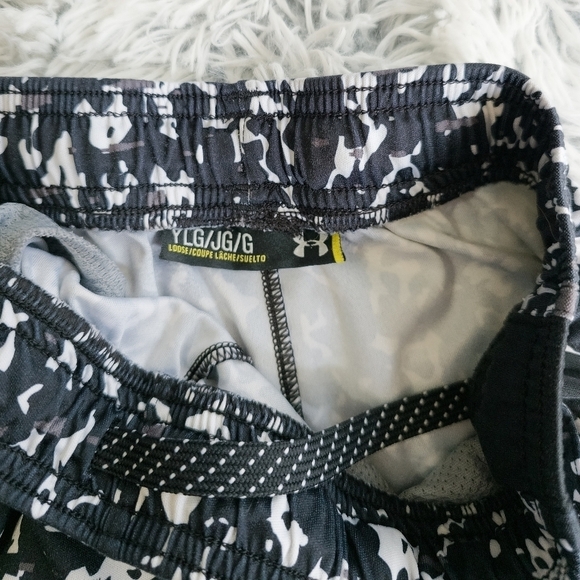 3 For $10 Under Armour Black and White Loose Fit Athletic Shorts Youth Large - Picture 3 of 4